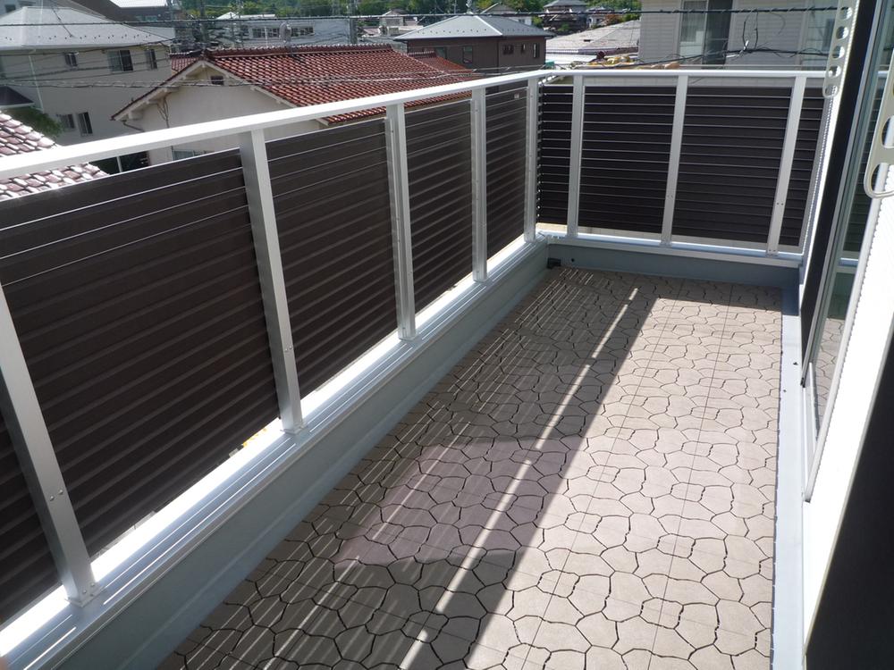 Balcony. Balcony spacious, Spacious size.  You Jose plenty of laundry. 