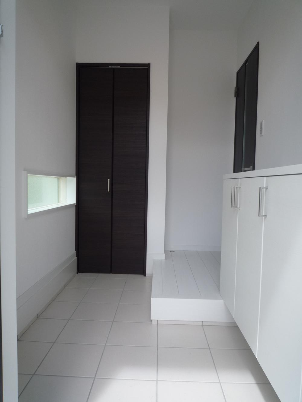 Entrance. In bright entrance with lighting window. Cupboard and shoes cloak, Movable shelf specification. You can in addition to housing and children's toys of shoes! ! 