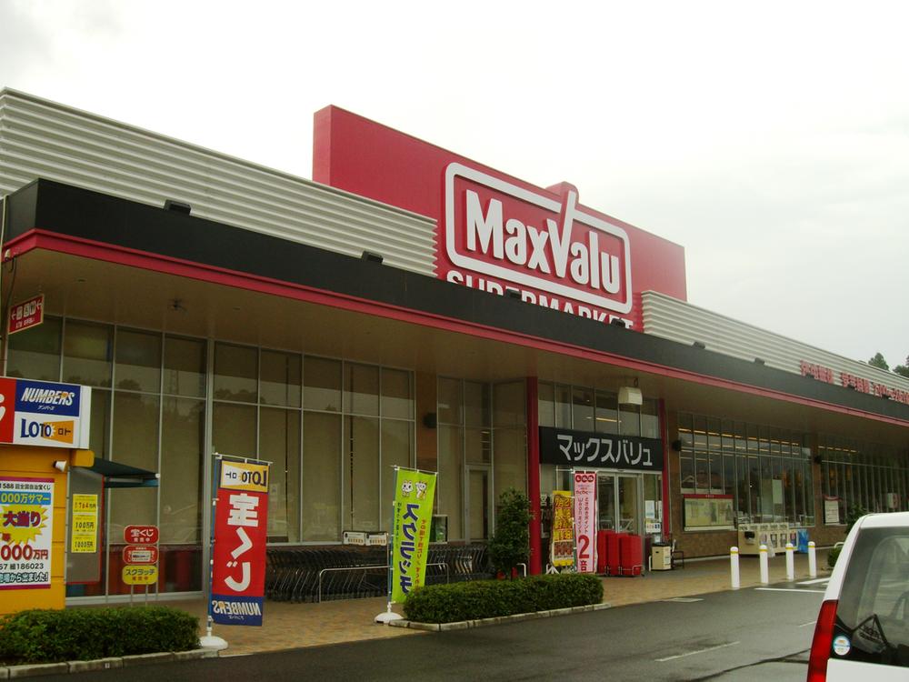 Shopping centre. Until Maxvalu 660m
