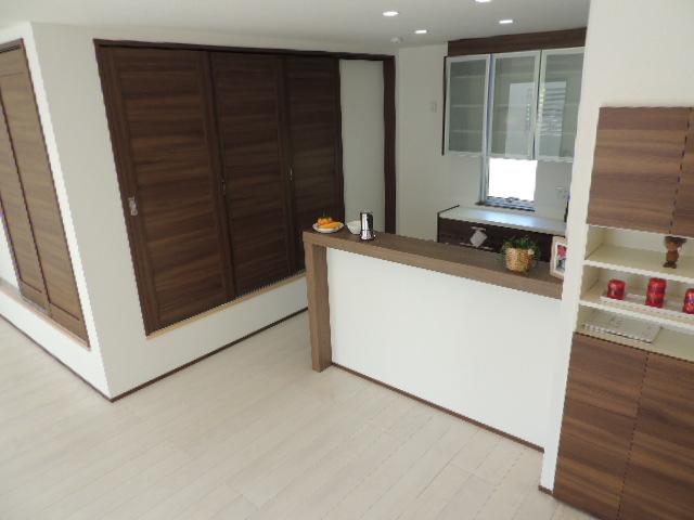 Other introspection. It overlooks the sum space from dining. Sum space of the small rise is can also be used as a private dining room to tighten the door as shown in the photograph. 