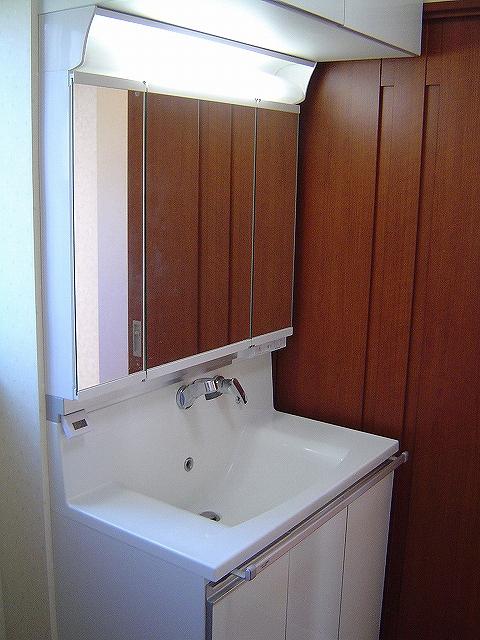 Wash basin, toilet. Indoor (10 May 2013) Shooting