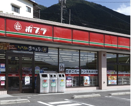 Convenience store. Poplar Nakanohigashi store up (convenience store) 681m