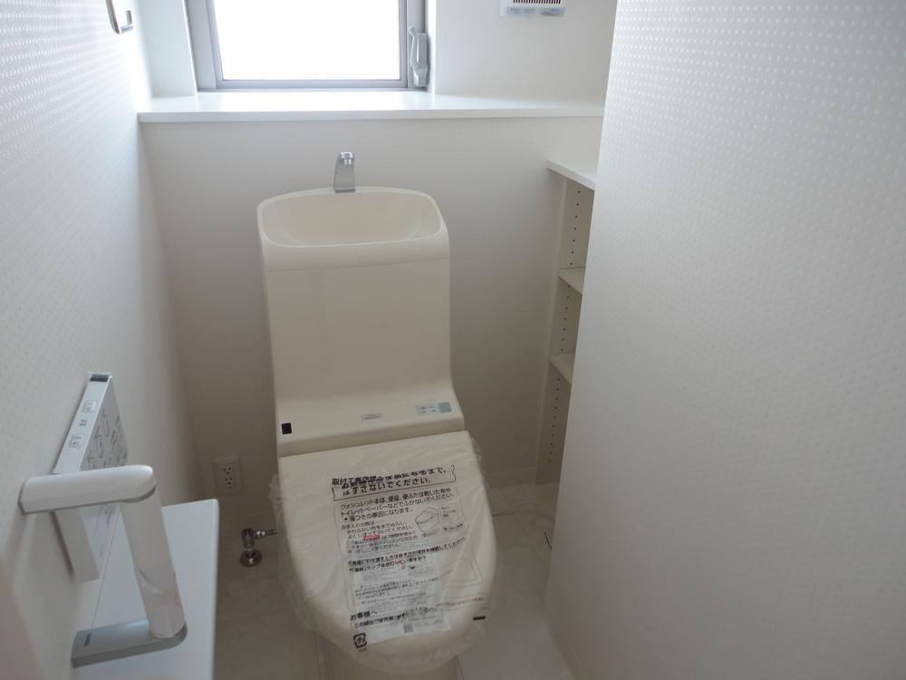 Toilet. With window, Bidet, handrail, Towel ring, Comfortable toilet with a double paper holder. And is a storage rack attractive using the under stairs!  ※ 1st floor