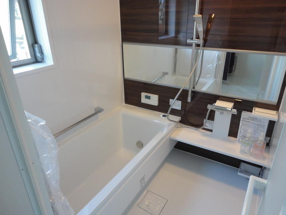 Bathroom. Bathroom also heating ・ Drying ・ ventilation ・ With cool breeze function. With bright window, Wide mirror, Air-in shower and here is also full complement! 