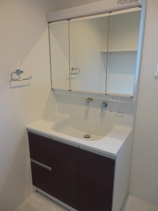 Wash basin, toilet. Plenty of lighting also wash room with a window. Washbasin shower hose, Swing three-sided mirror (double door), And sufficient storage capacity! 