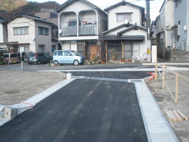 Local photos, including front road. New development road