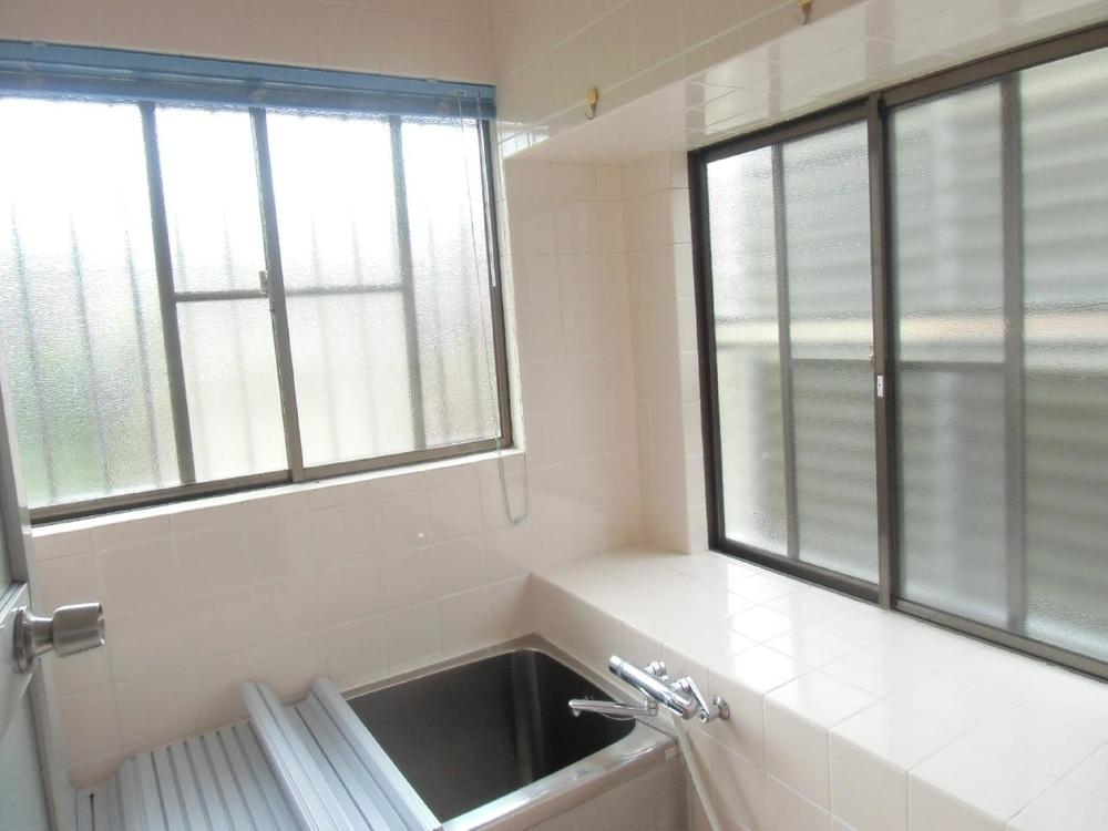 Bathroom. Breathability have windows on two sides ・ Bathroom evoked preeminent