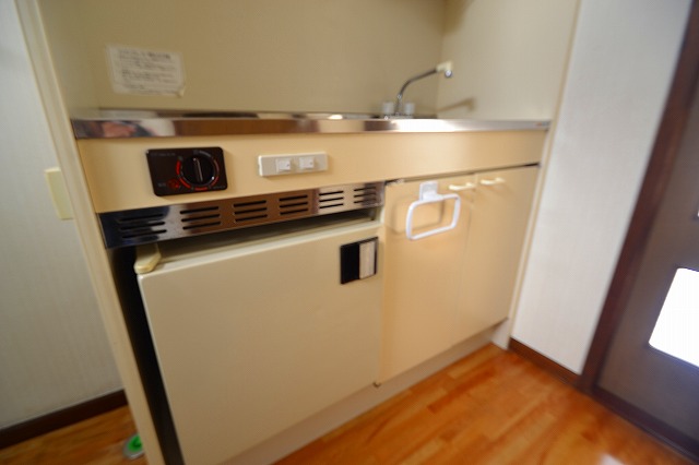 Kitchen. It comes with a refrigerator ☆