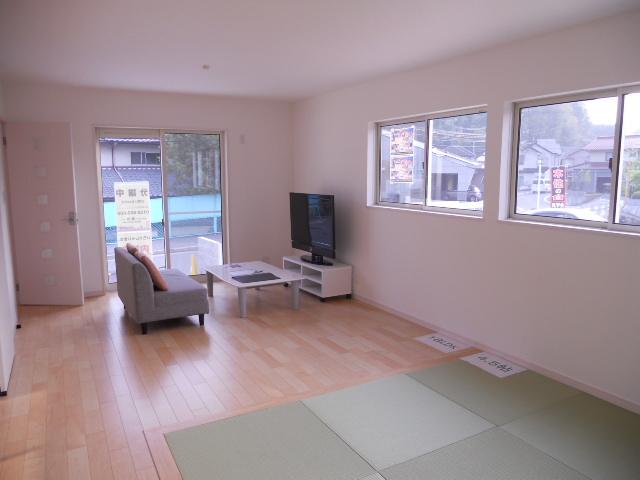 Living. 18 tatami is living. Guests can relax slowly. 
