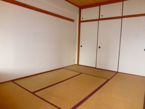Living and room.  ☆ Japanese-style room ☆ And tatami mat sort after tenants confirm ☆