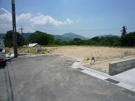Local photos, including front road. It is a local photo under construction
