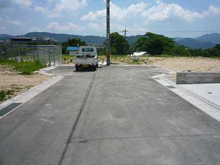 Local photos, including front road. It is a local photo under construction