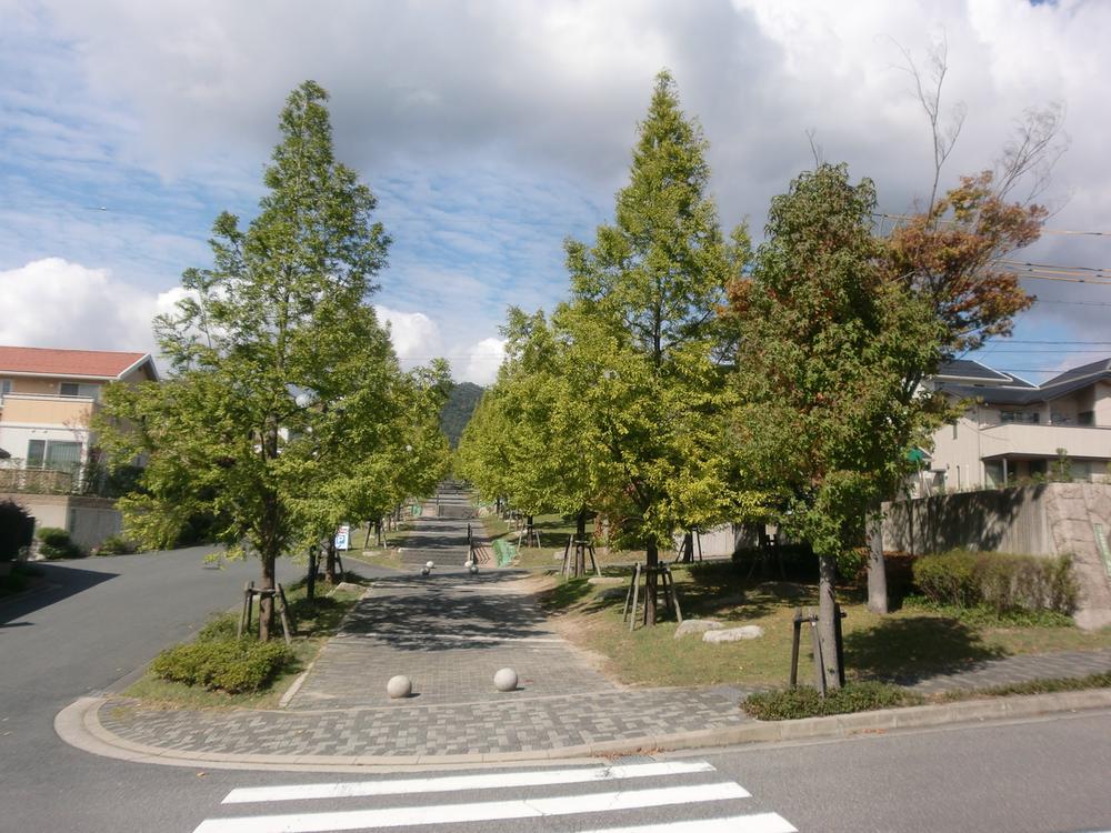 Streets around. Within the housing complex has been established is the sidewalk, You can enjoy, such as peace of mind to walk