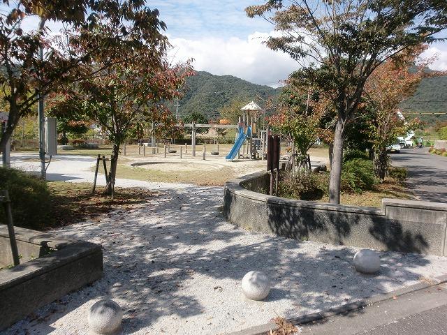park. Is in the vicinity of the park there is also a playground equipment, You children also can enjoy with your friends!