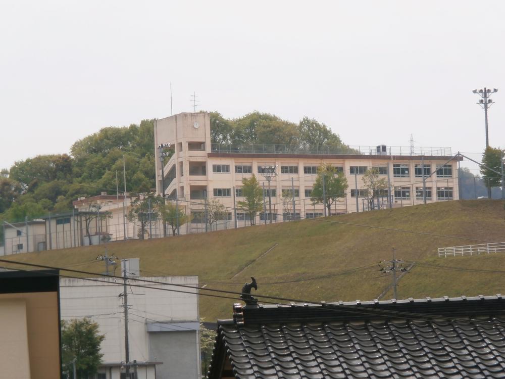 Primary school. Elementary school also is where the junior high school is also visible immediately
