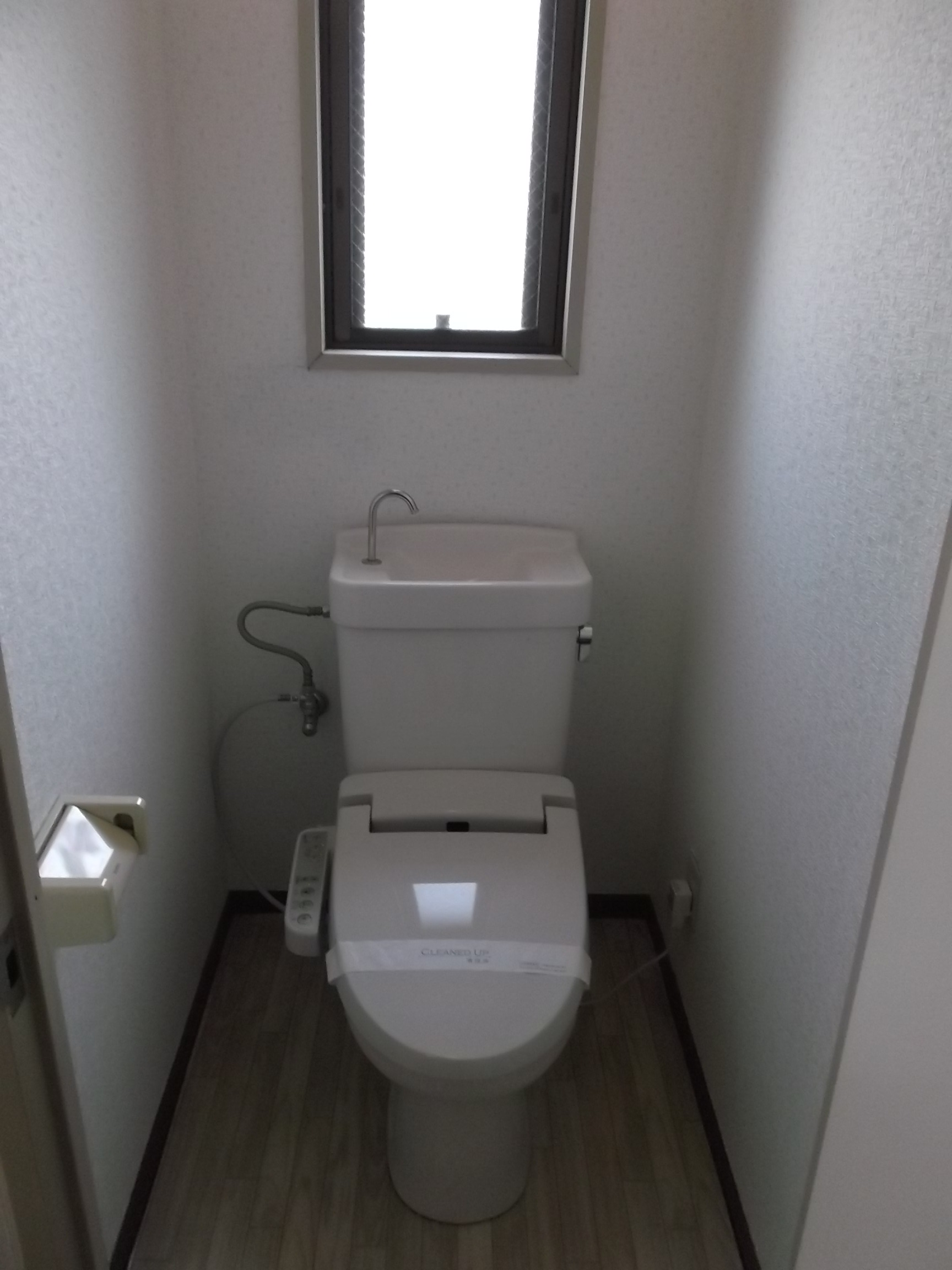 Toilet. With happy window ◎