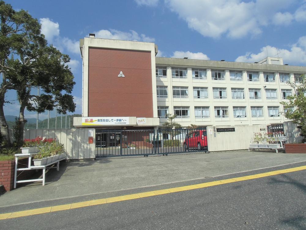 Junior high school. 2207m to Hiroshima Municipal Miiri junior high school