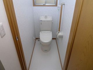 Toilet. Heating toilet seat