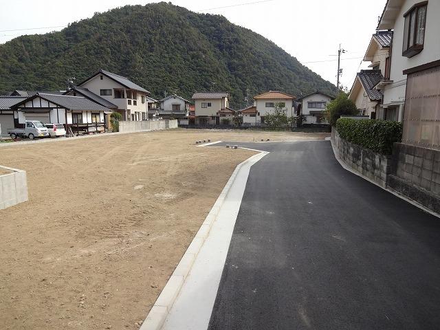 Local photos, including front road. 2013.10.4