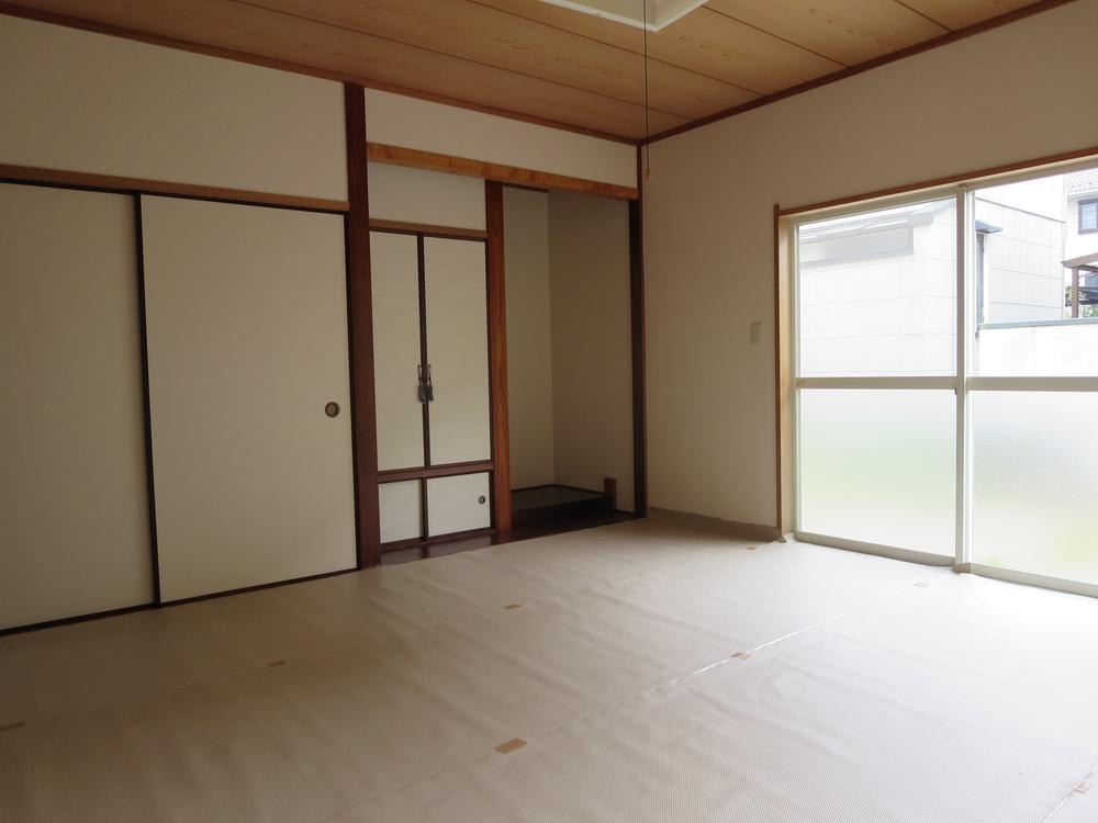 Living. The first floor 8-mat Japanese-style room.