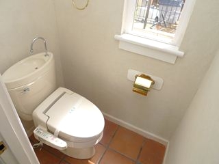 Toilet. Shower toilet ・ Yes window