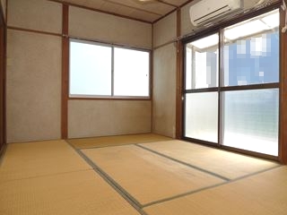 Living and room. Air-conditioned ・ First floor Japanese-style room
