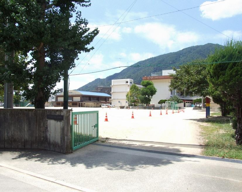 Primary school. 1501m to Hiroshima Municipal Kabeminami Elementary School