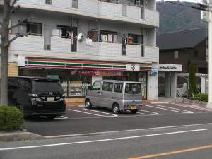 Convenience store. Seven-Eleven Ochiai 2-chome up (convenience store) 566m