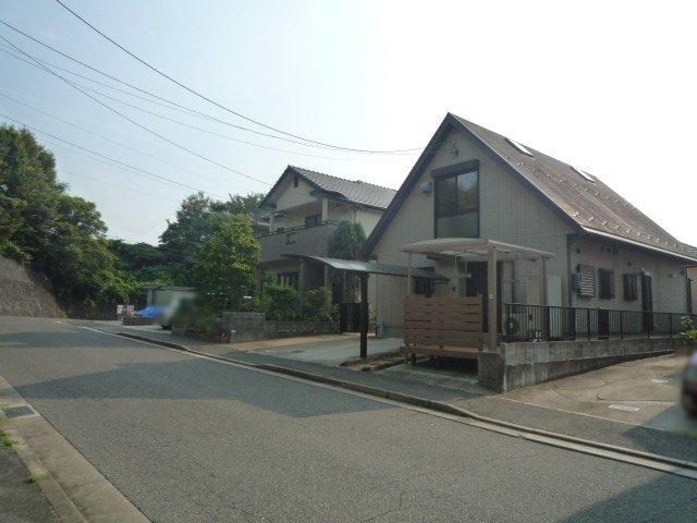 Local photos, including front road.   Front street: Higashiyaku 9m
