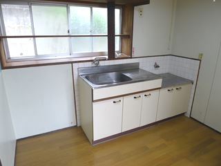 Kitchen. There is a bay window