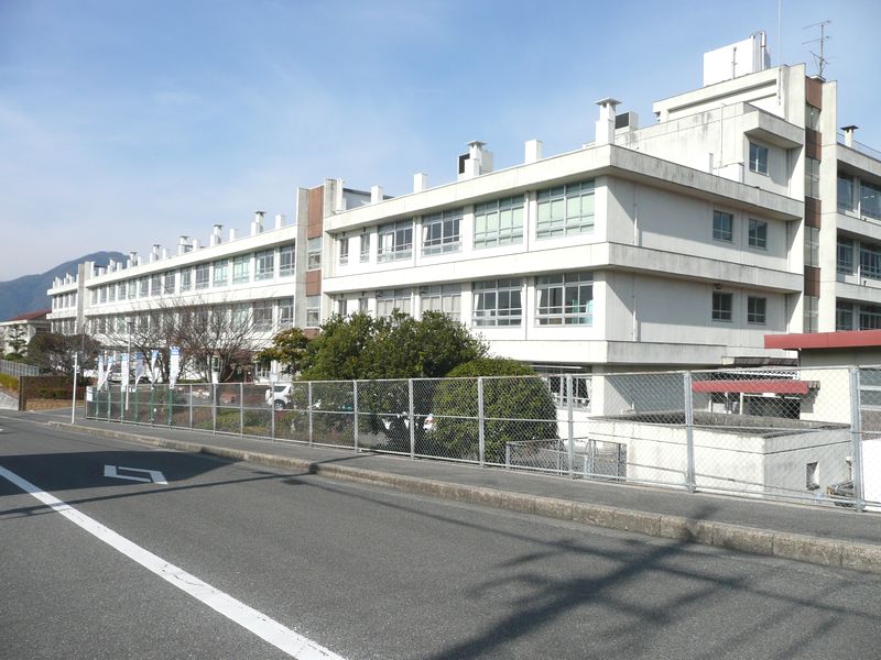 Primary school. Kurakake up to elementary school (elementary school) 1100m