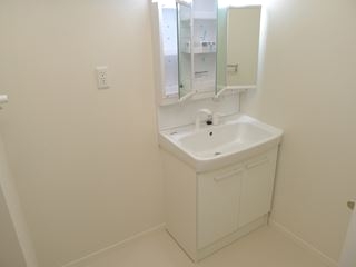 Washroom. Three-sided mirror with shampoo dresser