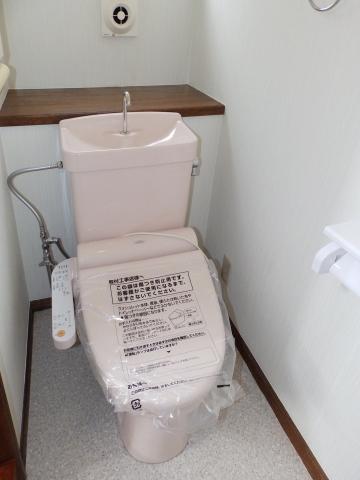 Toilet. 1F
