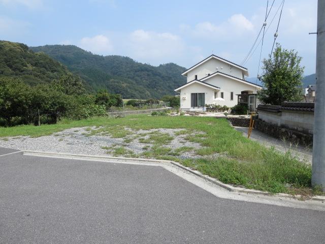 Local photos, including front road. Front road is about 7m. 