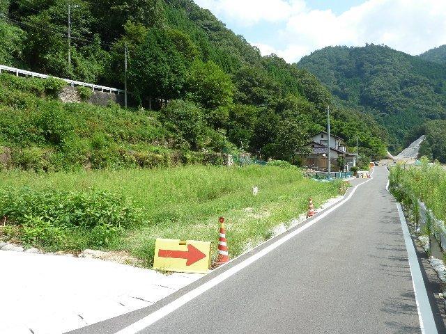 Local photos, including front road. Front road is expected to be broadly in planning road. 