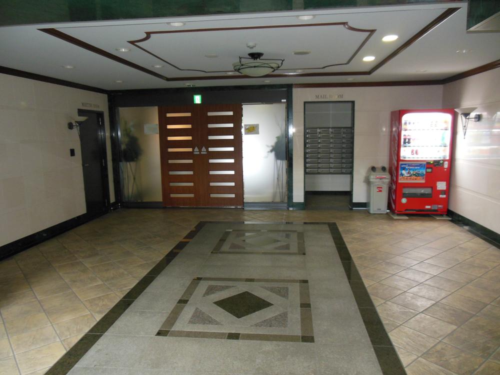 Entrance. Also equipped with vending machines in widely luxurious entrance, such as hotels