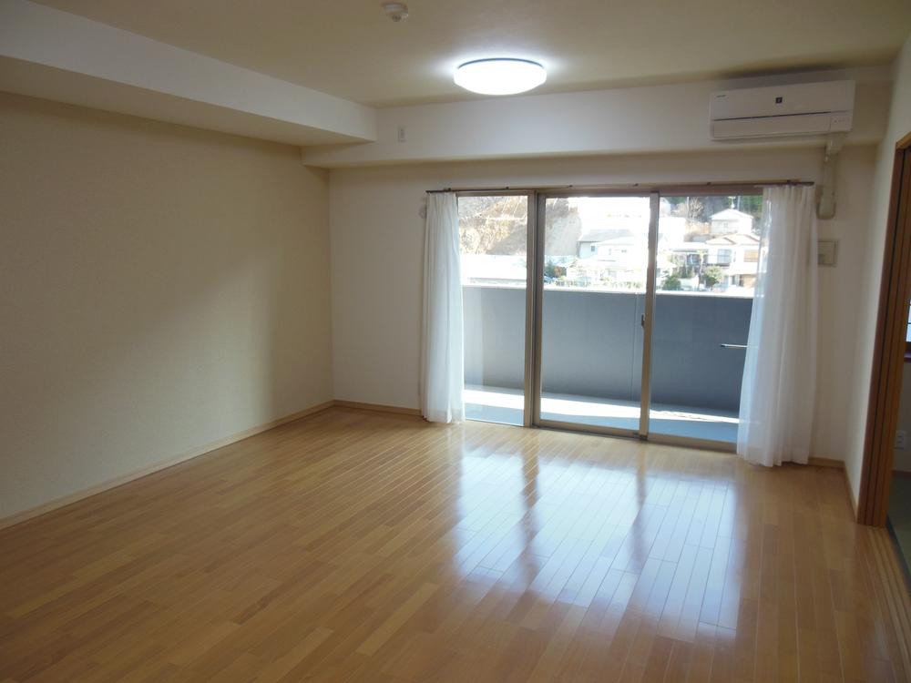 Living. Match the kitchen and living room and about 19 Pledge, If you open a Japanese-style room will be large space of 26 quires of room, Please enjoy the time with family at a certain airy space