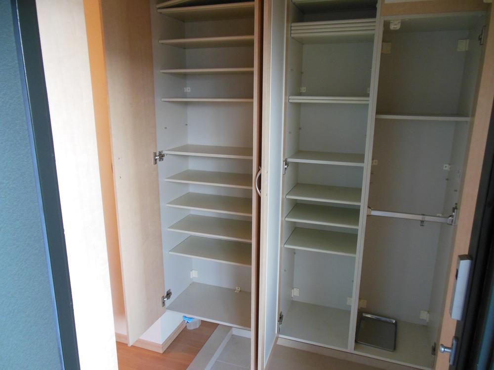 Entrance. Plenty entrance storage can height adjustment because it is on the shelves of the movable, It will clean the entrance so also enters comfortably boots! You can also pat of the check before going out because it is with Kagami