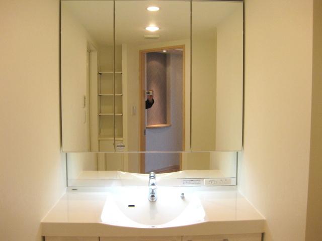 Wash basin, toilet. It enhances wash basin if clutter and things that were of the storage will enter, Because with three-sided mirror is something useful
