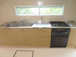 Kitchen. 3-neck gas stove ・ System kitchen with grill