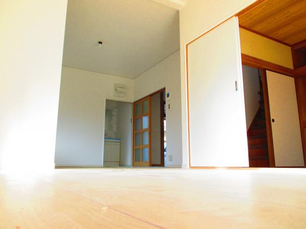Living. Floor plan changes to the LDK from Japanese-style room, Light and airy in the sweep window to the garden