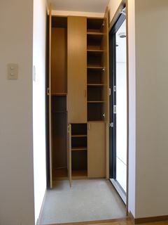 Entrance. Ceiling height shoe box