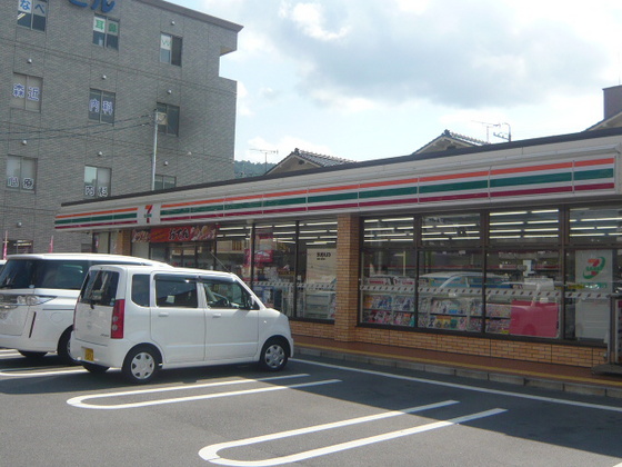 Convenience store. Seven-Eleven Hiroshima Kamikoda store up (convenience store) 477m