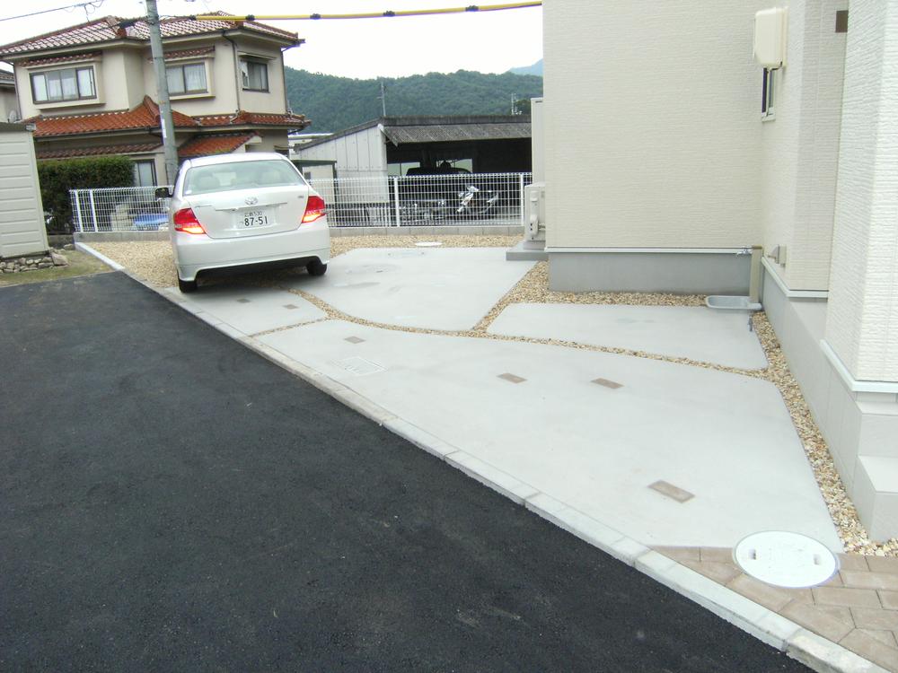 Parking lot. Parking space two ~ 3 units can be. It is also useful at the time of visitors.