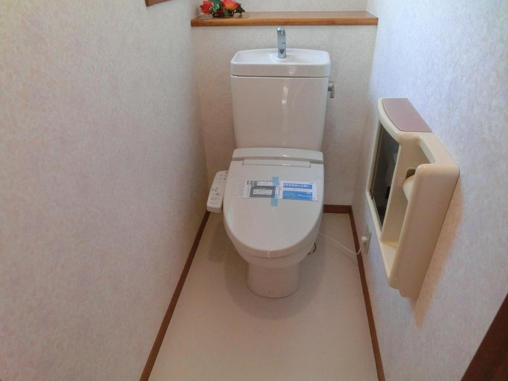 Toilet. 1F