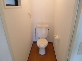 Toilet. Outlet ・ Yes window