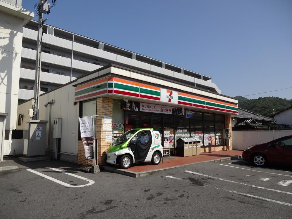 Convenience store. It is convenient there is a convenience store near!
