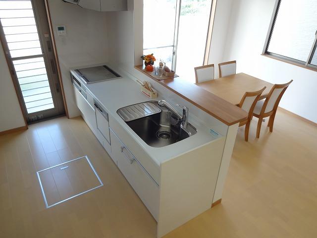 Kitchen. Since the back door also, Garbage disposal is also convenient! Storage is also abundant.