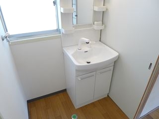 Washroom. Shampoo dresser new ・ Yes window
