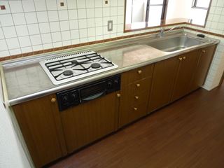 Kitchen. 3-neck gas stove ・ With grill